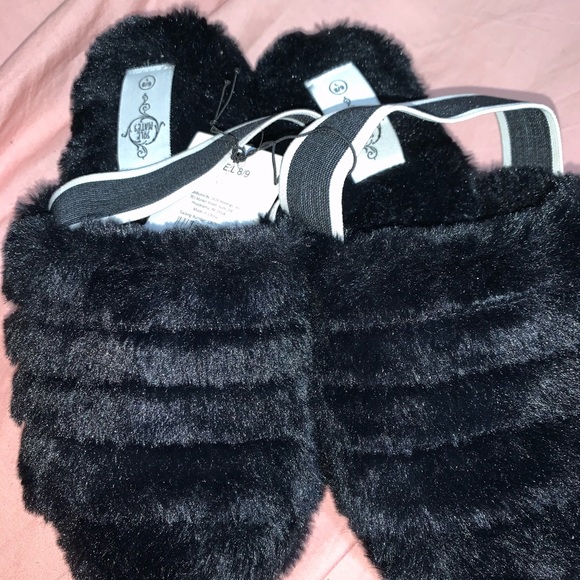 Shoes - Black fluffy slippers